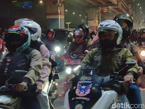 Pemudik Bermotor Mulai Padati Kalimalang Malam Ini