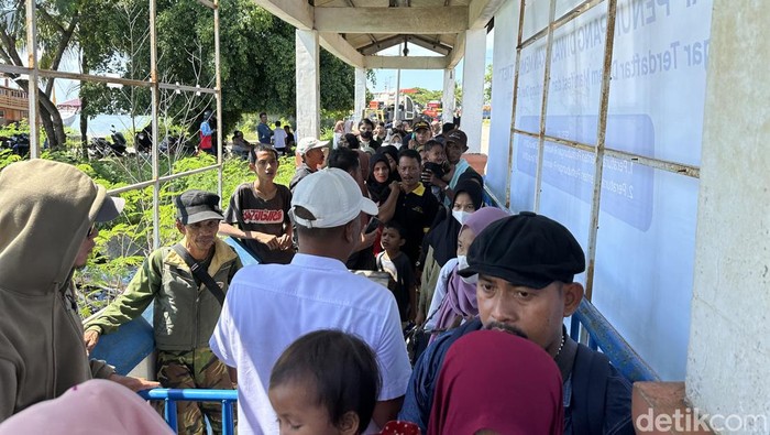 Pemudik di Pelabuhan Bajoe Bone antre masuk di kapal.