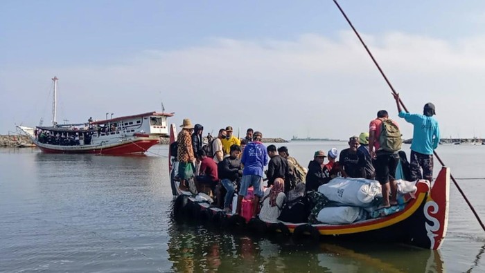 Pemudik di Pelabuhan Kalbut Situbondo