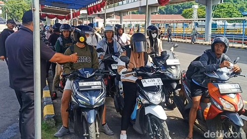 Pemudik di Pelabuhan Padangbai, Karangasem, Bali, antre menunggu giliran untuk menyeberang menuju Pelabuhan Lembar, NTB, Sabtu (6/4/2024). (Foto: I Wayan Selamat Juniasa/detikBali)