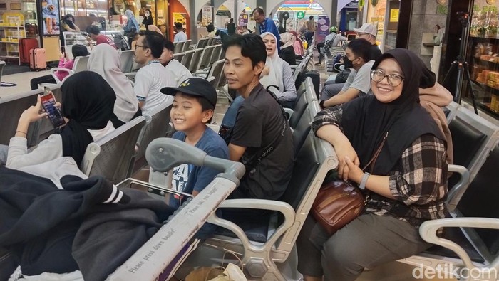 Pemudik di Stasiun Bandung.