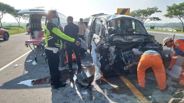 pemudik kecelakaan di tol ngawi mazda biante