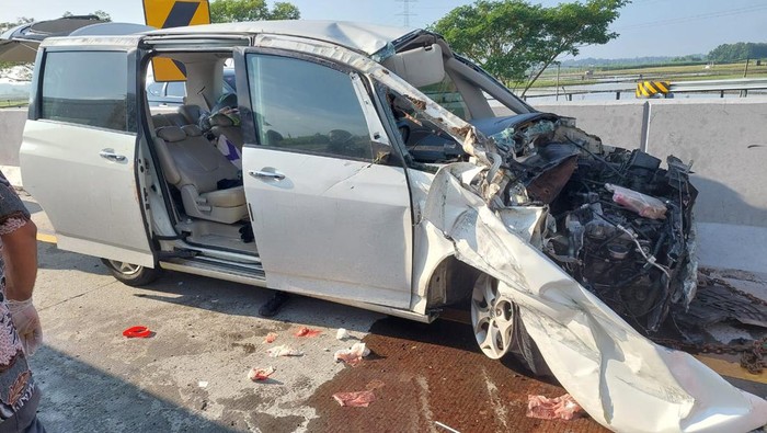 pemudik kecelakaan di tol ngawi mazda biante