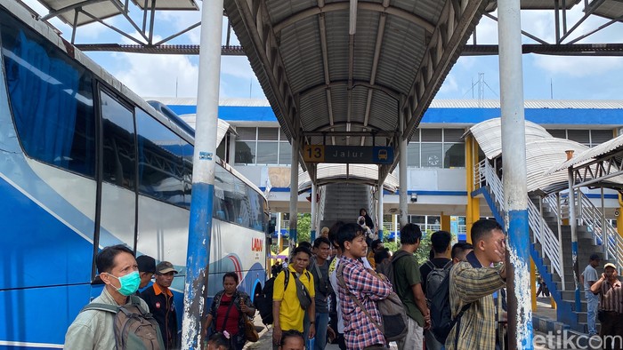 Pemudik memadati Terminal Purabaya akhir pekan menjelang Lebaran