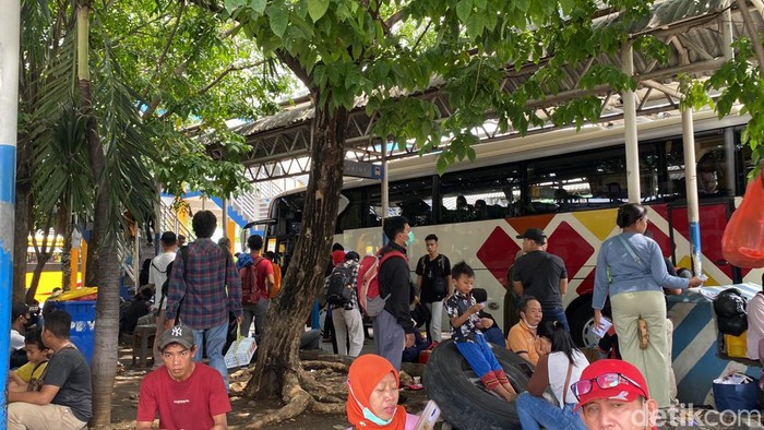Pemudik memadati Terminal Purabaya akhir pekan menjelang Lebaran