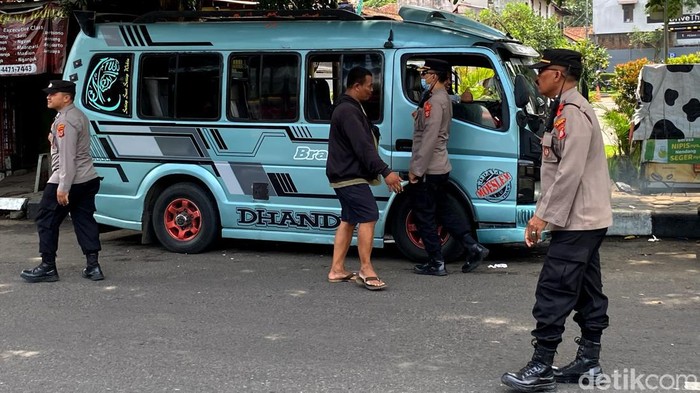 Pemudik menggunakan sepeda motor pintasi jalur Cibiru-Cileunyi.