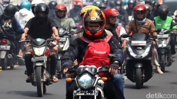 Pemudik menggunakan sepeda motor pintasi jalur Cibiru-Cileunyi.
