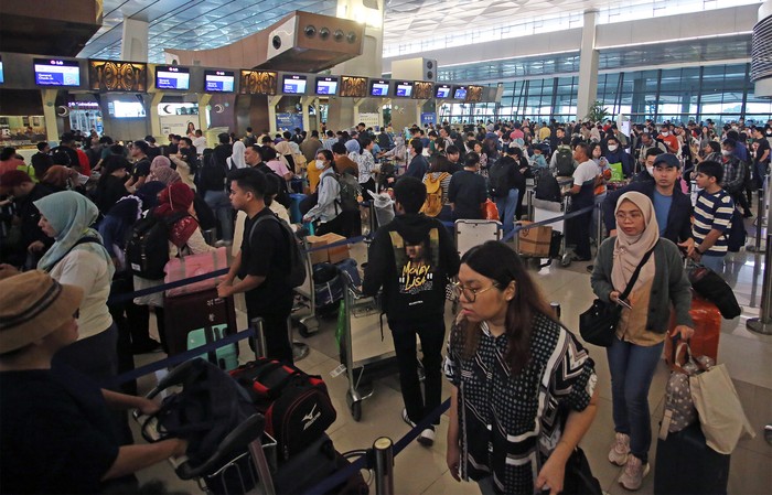 Calon penumpang antre untuk lapor diri di Terminal 3, Bandara Soekarno Hatta, Tangerang, Banten, Sabtu (6/4/2024). PT Angkasa Pura II (Persero) menyatakan puncak arus penumpang mudik Lebaran 2024, melalui Bandara Internasional Soekarno-Hatta terjadi pada 6 April 2024 dengan total 188 ribu penumpang 1.212 penerbangan.ANTARA FOTO/Muhammad Iqbal/nz