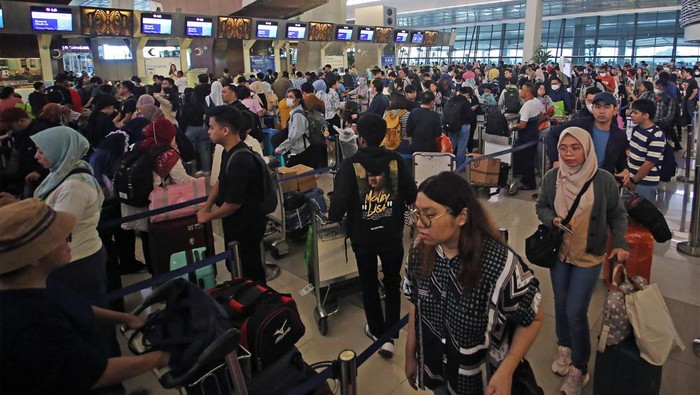 Calon penumpang antre untuk lapor diri di Terminal 3, Bandara Soekarno Hatta, Tangerang, Banten, Sabtu (6/4/2024). PT Angkasa Pura II (Persero) menyatakan puncak arus penumpang mudik Lebaran 2024, melalui Bandara Internasional Soekarno-Hatta terjadi pada 6 April 2024 dengan total 188 ribu penumpang 1.212 penerbangan.ANTARA FOTO/Muhammad Iqbal/nz