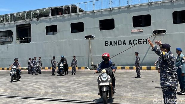 Pemudik tiba di Semarang menggunakan KRI Banda Aceh, Sabtu (6/4/2024).