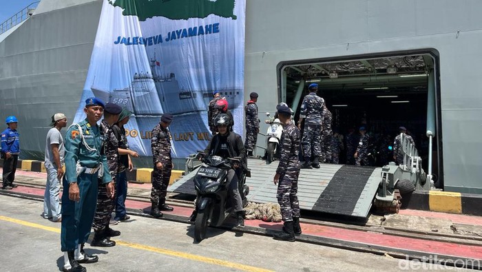 Pemudik tiba di Semarang menggunakan KRI Banda Aceh, Sabtu (6/4/2024).