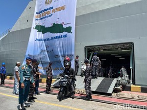 Pemudik Motor Naik Kapal Perang Tiba di Semarang