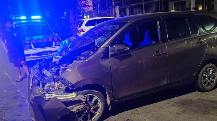 Penampakan mobil yang menabrak truk yang melaju di depannya di Makassar. Dokumen Istimewa