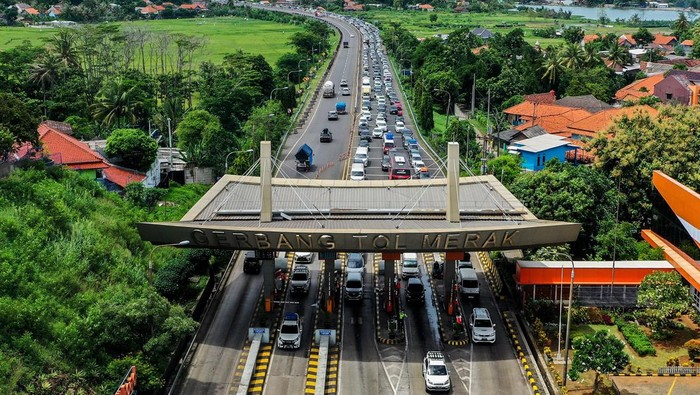 Sejumlah kendaraan terjebak kemacetan saat akan keluar dari Gerbang Tol Merak, Cilegon, Banten, Sabtu (6/4/2024). Pada H-4 lebaran 2024, volume kendaraan yang melintasi gerbang tol tersebut mengalami peningkatan seiring pemberlakuan skema buka tutup di Pelabuhan Merak. ANTARA FOTO/ Rivan Awal Lingga/nz
