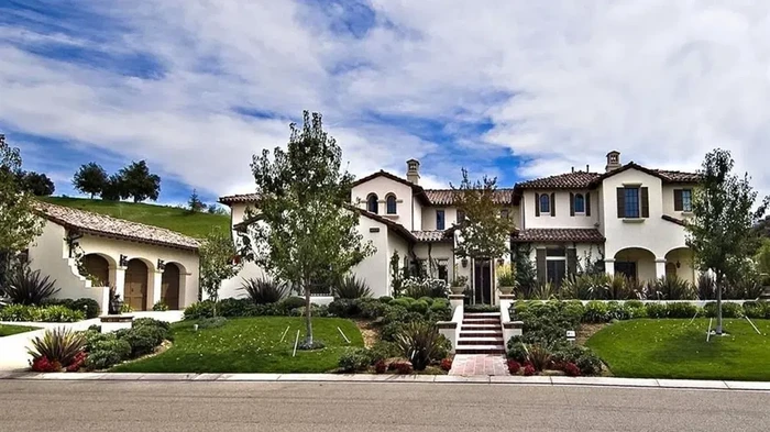 Penampakan rumah Justin Bieber di Calabasas Mansions Penampakan rumah Justin Bieber di Calabasas Mansions