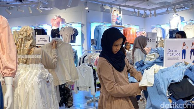 Pengunjung padati pusat perbelanjaan di Surabaya