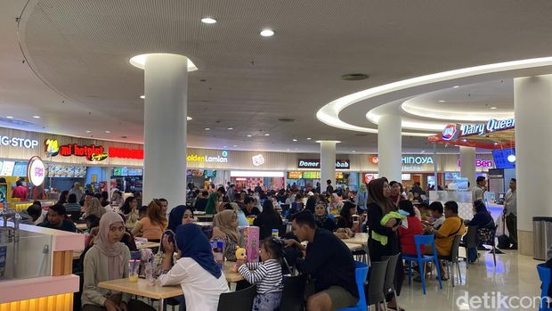 Pengunjung padati pusat perbelanjaan di Surabaya