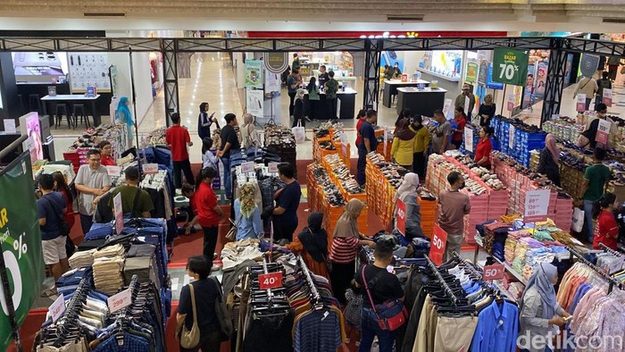Pengunjung padati pusat perbelanjaan di Surabaya