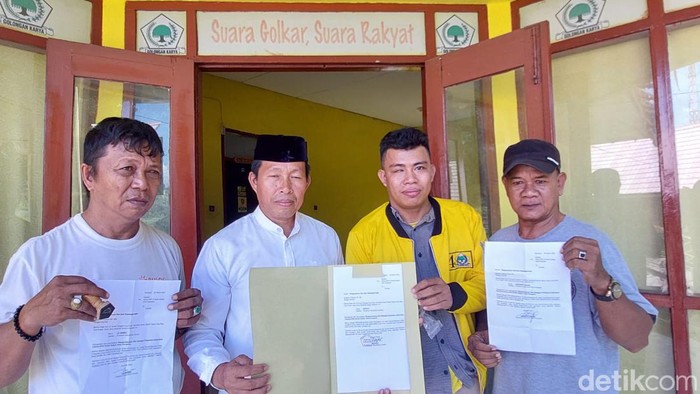 Pengurus Golkar Parepare saat menyerahkan surat pengunduran diri di kantor DPD II Golkar Parepare.