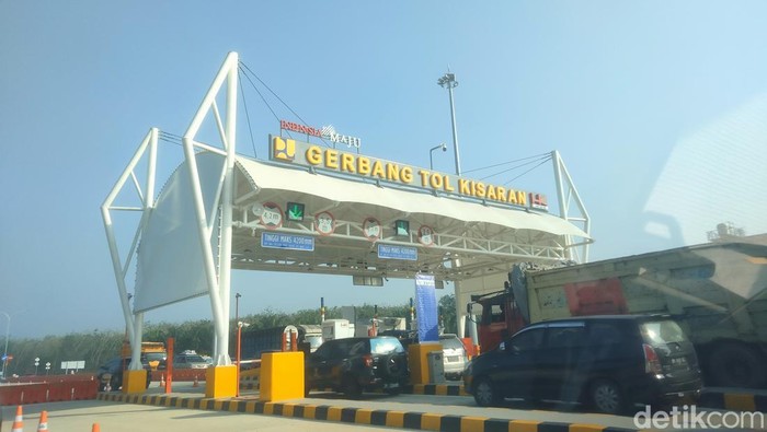 Peningkatan volume kendaraan di gerbang tol Kisaran. (Perdana Ramadhan/detikSumut)