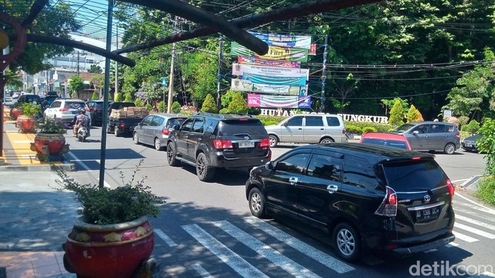 Penumpukan kendaraan di jalan Dr Wahidin Sudirohusodo, Klaten, Sabtu (6/4/2024).
