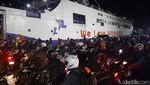 Perjuangan Pemudik Sepeda Motor Menyeberang ke Kampung Halaman