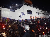 Perjuangan Pemudik Sepeda Motor Menyeberang ke Kampung Halaman