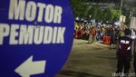 Perjuangan Pemudik Sepeda Motor Menyeberang ke Kampung Halaman