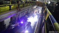 Satu per satu pemotor masuk ke dalam kapal.