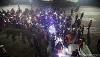 Pemudik berusaha lebih dulu masuk agar mendapatkan tempat di kapal.