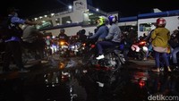Sebanyak 11.193 orang telah menyeberang ke Pelabuhan Bakauheni, Lampung melalui Pelabuhan Ciwandan, Banten hingga Jumat (5/4) atau H-5 Lebaran.