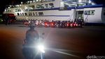 Perjuangan Pemudik Sepeda Motor Menyeberang ke Kampung Halaman