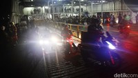 Pemudik sepeda motor memasuki kapal penyeberangan di Pelabuhan Ciwandan, Cilegon, Banten, Sabtu (6/4/2024) dini hari.