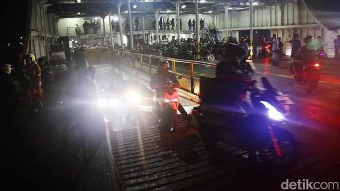 Pemudik sepeda motor mengantre untuk menyeberangan di Pelabuhan Ciwandan, Cilegon, Banten, Sabtu (6/4/2024) dini hari. Begini momen mereka antre untuk masuk ke kapal.
