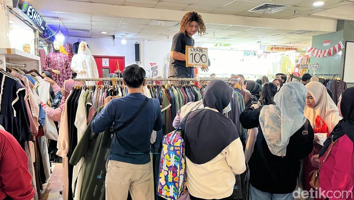 Perumda Pasar Jaya mengungkap pada pekan ini 29 ribu orang yang mengunjungi Pasar Tanah Abang per harinya. Sebelumnya, pengunjung mencapai 54 ribu orang. (Rumondang N/detikcom)