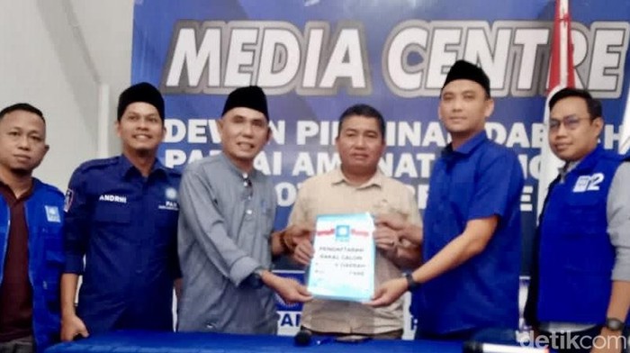 Perwakilan Erna Rasyid (tengah) saat mengambil penjaringan Cawalkot Parepare di PAN.