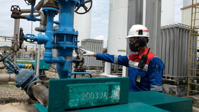 Petugas Kilang Pertamina Plaju cek kondisi kilang.