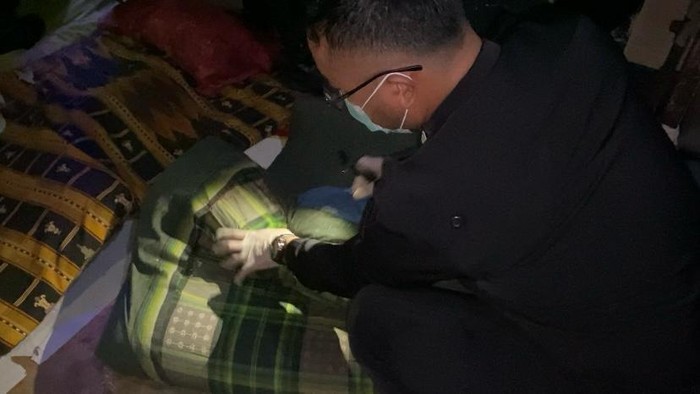 Petugas melakukan penggeledahan di Lapas Kedungpane Semarang, Jumat (5/4/2024) malam.