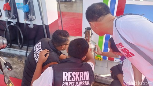 Petugas menggelar sidak di SPBU 54.822.13 di jalur mudik, Kelurahan Pendem, Jembrana, Bali, Sabtu (6/4/2024). (Foto: I Putu Adi Budiastrawan/detikBali)