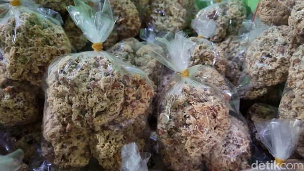 Peyek tumpuk produksi Mujinem warga Pedukuhan Kedon, Kalurahan Sumbermulyo, Kapanewon Bambanglipuro, Kabupaten Bantul, Sabtu (6/4/2024).