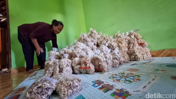 Peyek tumpuk produksi Mujinem warga Pedukuhan Kedon, Kalurahan Sumbermulyo, Kapanewon Bambanglipuro, Kabupaten Bantul, Sabtu (6/4/2024).