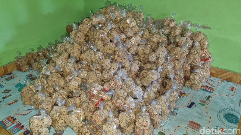 Peyek tumpuk produksi Mujinem warga Pedukuhan Kedon, Kalurahan Sumbermulyo, Kapanewon Bambanglipuro, Kabupaten Bantul, Sabtu (6/4/2024).