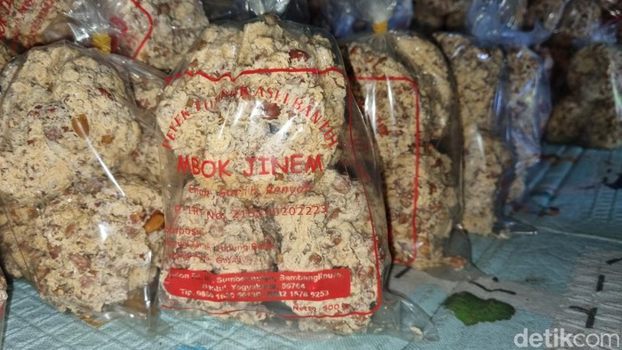 Peyek tumpuk produksi Mujinem warga Pedukuhan Kedon, Kalurahan Sumbermulyo, Kapanewon Bambanglipuro, Kabupaten Bantul, Sabtu (6/4/2024).