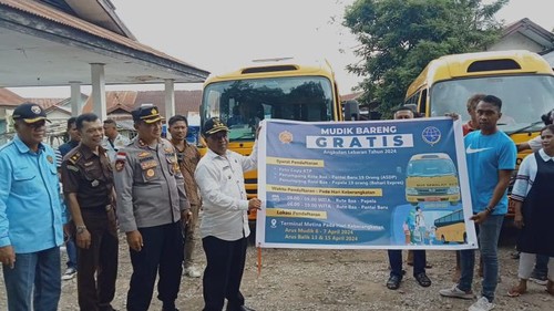 Pj Bupati Rote Ndao Oderaxs Sombu melepas pemudik saat pemberangkatan perdana Layanan Angkutan Gratis Pemkab Rote Ndao dalam rangka Hari Raya Idul Fitri 1445 Hijriah di Terminal Pasar Metina, Kelurahan Metina, Kecamatan Lobalain, Kabupaten Rote Ndao. (Foto: Istimewa)