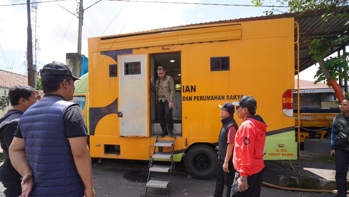 Pj Wali Kota Batu, Aries Agung Paewai mengecek toliet portabel