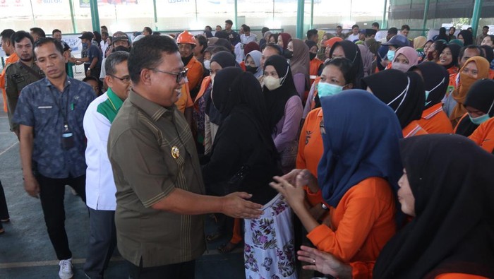 Pj Wali Kota Palopo Asrul Sani (kostum warna abu-abu) saat menemui tenaga kebersihan Palopo. Dokumen Istimewa
