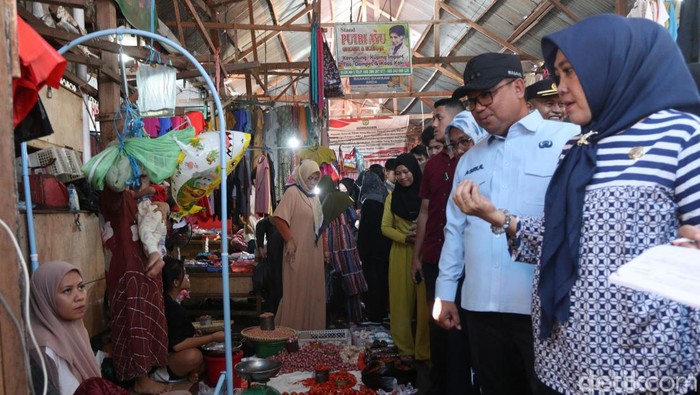 Pj Wali Kota Palopo Asrul Sani saat melakukan pengecekan harga jelang Idul Fitri di Pasar Palopo. Rachmat Ariadi/detikSulsel