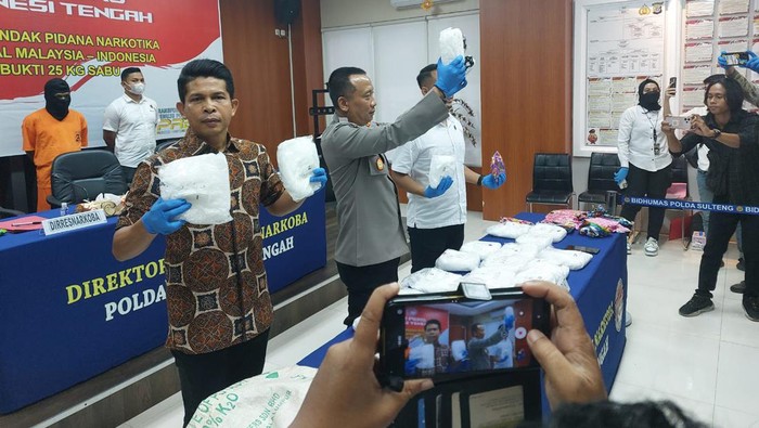 Polda Sulteng menggelar konferensi pers kasus pengiriman sabu 25 Kg asal Malaysia.