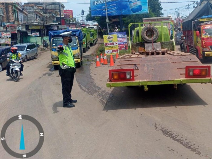 Polisi mengandangka truk tonase besar mengurangi beban kemacetan di Jalinsum Banyuasin
