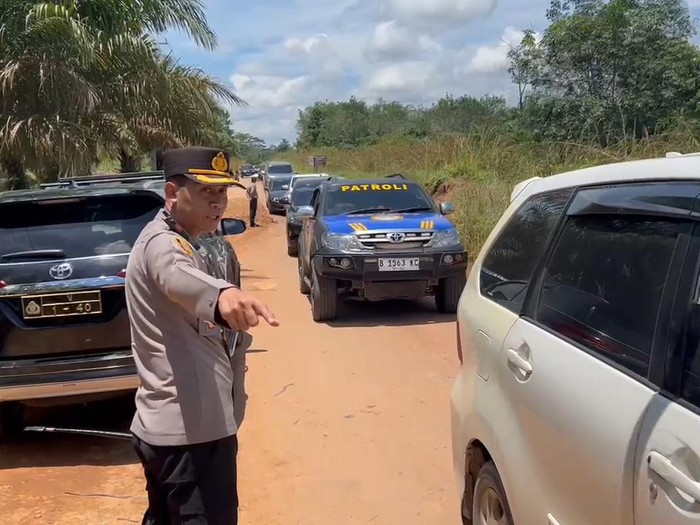 Polisi mengatur pemudik yang nekat melintasi di jembatan penghubung PALI-Mura agar berhati-hati